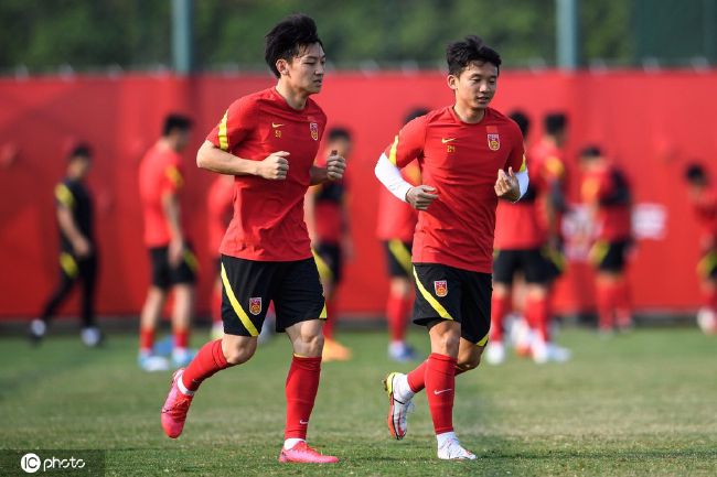 今日焦点战预告16:45 澳超赛场 悉尼FC VS 惠灵顿凤凰 惠灵顿凤凰强势出击能否在客场全身而退？01:30 意甲赛事 那不勒斯 VS 蒙扎 那不勒斯欲在主场迎来反弹重返欧战区!02:45 葡超赛场 本菲卡 VS 法马利卡奥 本菲卡对榜首之位虎视眈眈，法马利卡奥客场之旅恐难以全身而退？03:45 意甲赛事 热那亚 VS 国际米兰 国米已连续多场赛事保持不败，火“热”势头欲继续延续？ 事件那不勒斯后卫纳坦肩膀脱臼，马扎里：队医说他将缺席一个半月那不勒斯主帅马扎里称，后卫纳坦因肩膀脱臼将缺席一个半月时间。